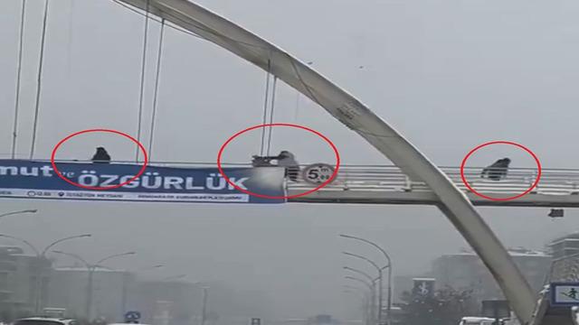 Üst geçitte kar topu atan çocukları dövmüştü! Tutuklandı