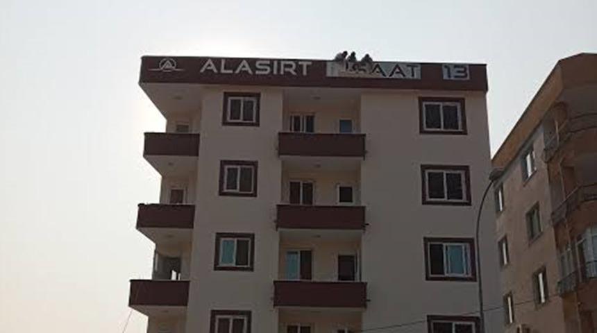 Kahreden olay! 5'inci kattan merdiven boşluğuna d&uuml;ş&uuml;p, &ouml;ld&uuml;