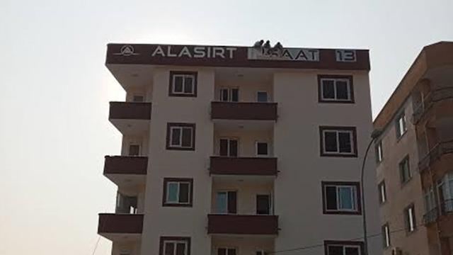 Kahreden olay! 5'inci kattan merdiven boşluğuna düşüp, öldü