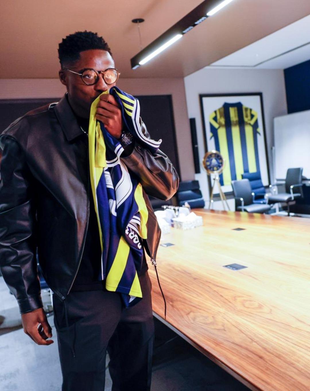 Fenerbah&ccedil;e, Anthony Musaba yı resmen duyurdu! İmzalar atıldı, formayla ilk pozunu verdi 3