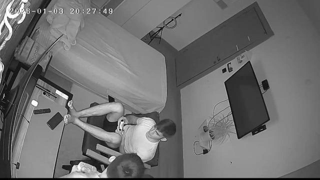 Elazığ'da deprem anı kamerada: Biri panik yaptı, diğeri oyuna devam etti