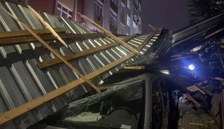 Şiddetli r&uuml;zgar &ccedil;atıyı u&ccedil;urdu: Ara&ccedil;lar zarar g&ouml;rd&uuml;