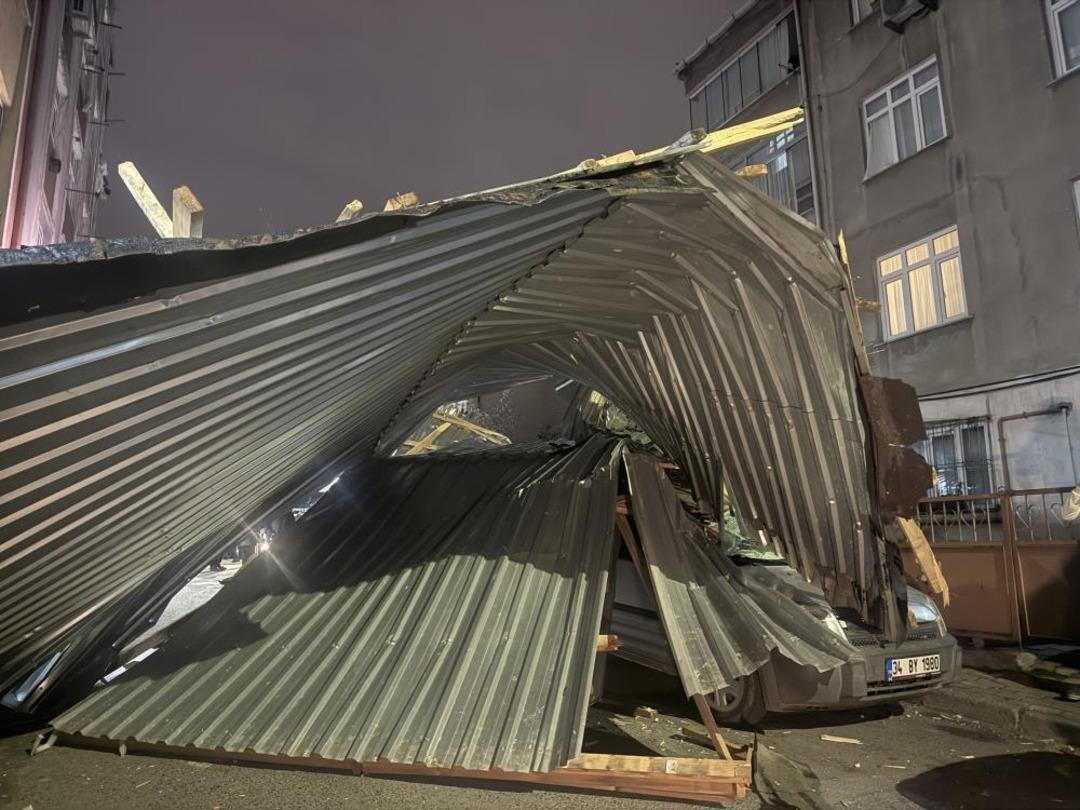 K&uuml;&ccedil;&uuml;k&ccedil;ekmece&rsquo;de şiddetli r&uuml;zgar &ccedil;atıyı u&ccedil;urdu: Ara&ccedil;lar zarar g&ouml;rd&uuml; 2