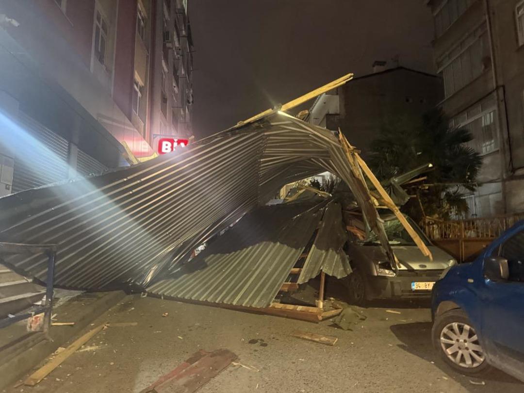 K&uuml;&ccedil;&uuml;k&ccedil;ekmece&rsquo;de şiddetli r&uuml;zgar &ccedil;atıyı u&ccedil;urdu: Ara&ccedil;lar zarar g&ouml;rd&uuml; 1