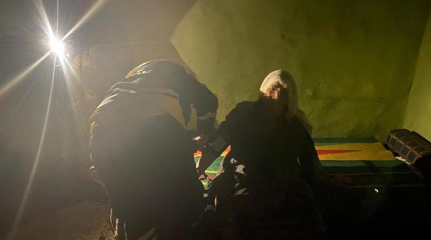 Diyarbakır'da belediye ve sağlık ekipleri yolu kapalı k&ouml;ydeki yaşlı &ccedil;ifte b&ouml;yle ulaştı