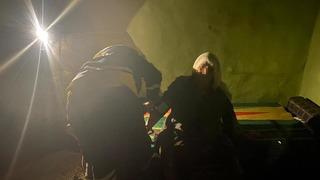 Diyarbakır'da belediye ve sağlık ekipleri yolu kapalı köydeki yaşlı çifte böyle ulaştı