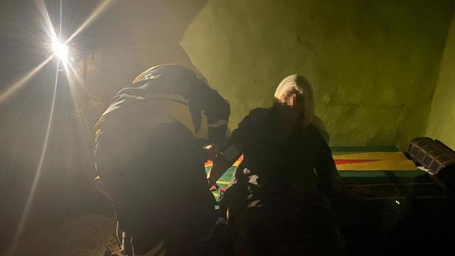 Diyarbakır'da belediye ve sağlık ekipleri yolu kapalı köydeki yaşlı çifte böyle ulaştı