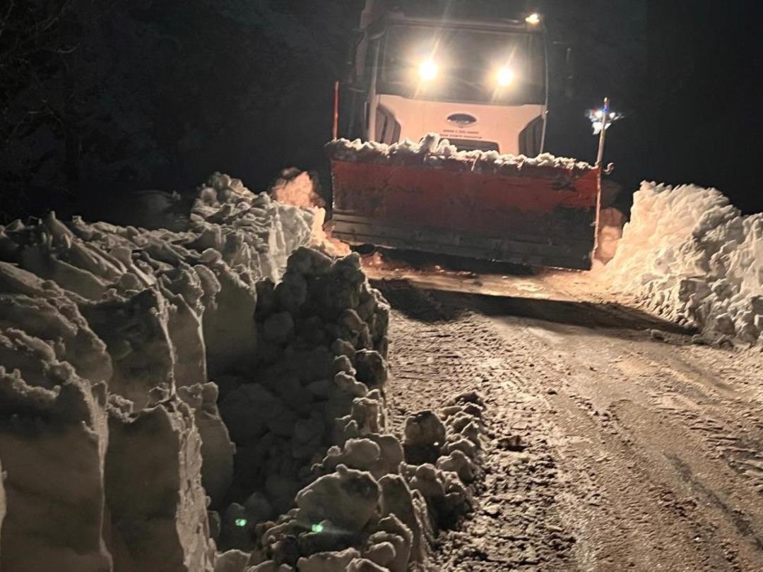 Diyarbakır da belediye ve sağlık ekipleri yolu kapalı k&ouml;ydeki yaşlı &ccedil;ifte b&ouml;yle ulaştı 1