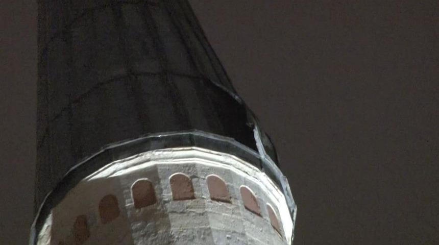 Beyazıt Camii&rsquo;nin minaresindeki kurşun kaplama lodosta s&ouml;k&uuml;ld&uuml;