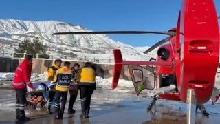 20 yaşındaki hasta, yollar kapalı olunca helikopter ambulansla hastaneye ulaştırıldı
