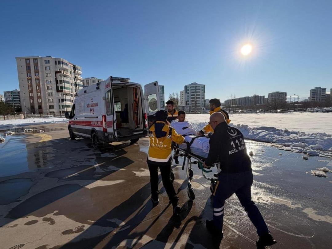 20 yaşındaki hasta, yollar kapalı olunca helikopter ambulansla hastaneye ulaştırıldı 1