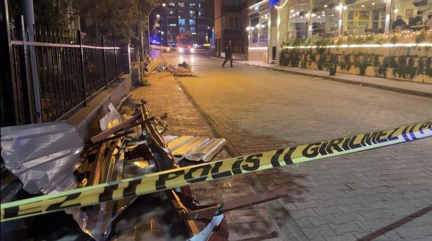 Samsun&rsquo;da fırtına &ccedil;atıları u&ccedil;urdu, ağa&ccedil;ları devirdi