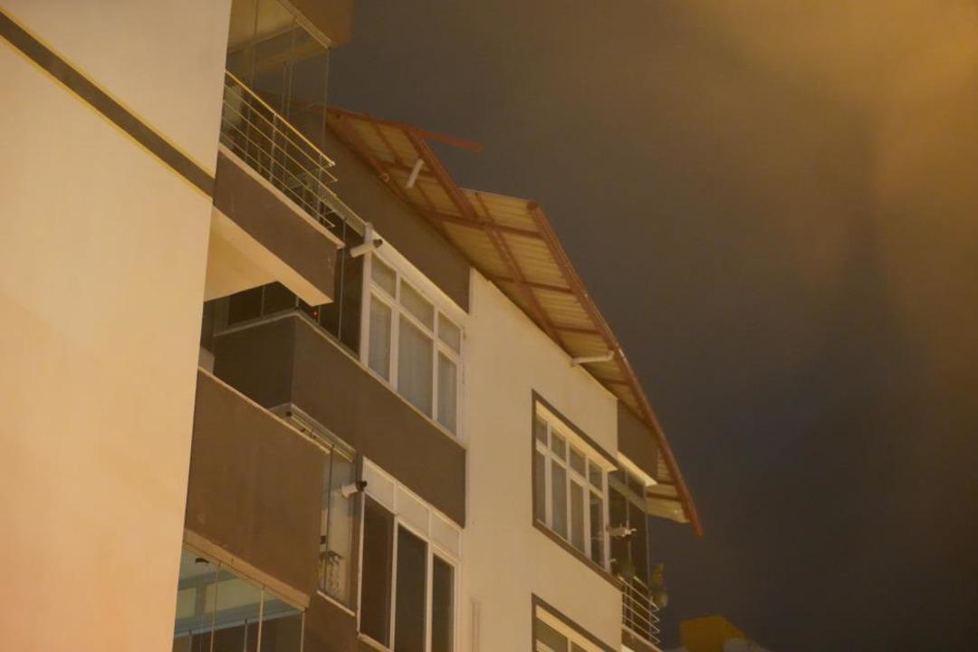 Samsun&rsquo;da fırtına &ccedil;atıları u&ccedil;urdu, ağa&ccedil;ları devirdi 1