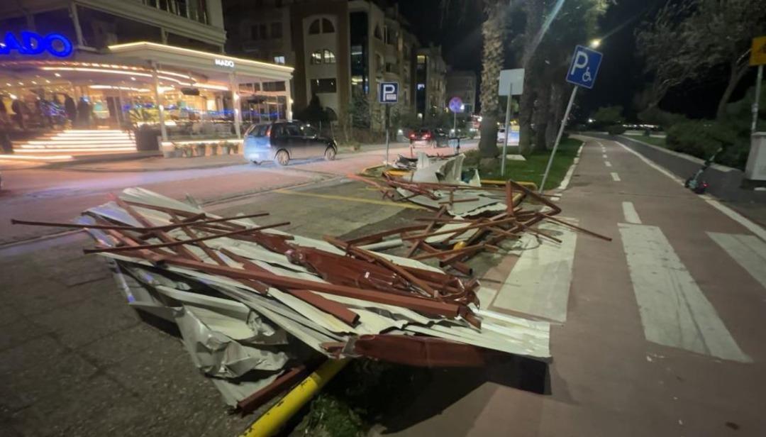 Samsun&rsquo;da fırtına &ccedil;atıları u&ccedil;urdu, ağa&ccedil;ları devirdi 2