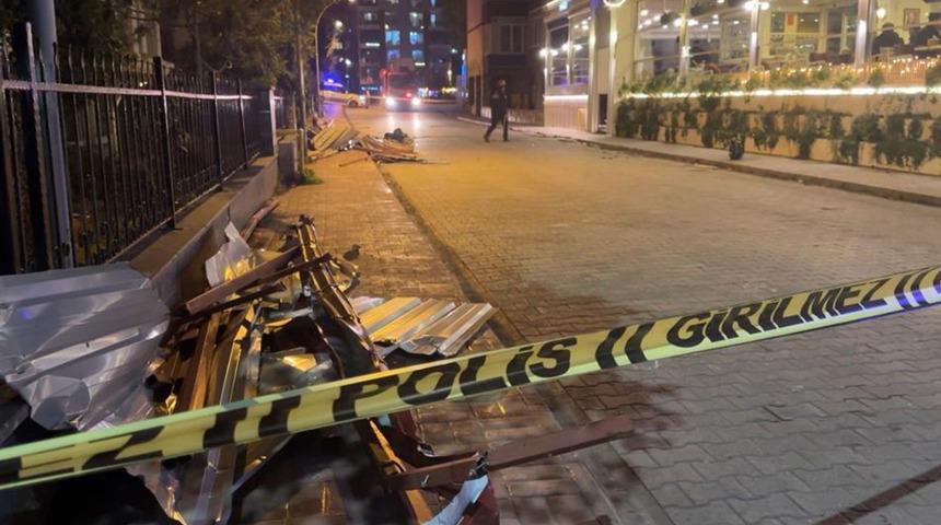 Samsun'da fırtına etkili oldu! &Ccedil;atılar u&ccedil;tu, ağa&ccedil;lar devrildi