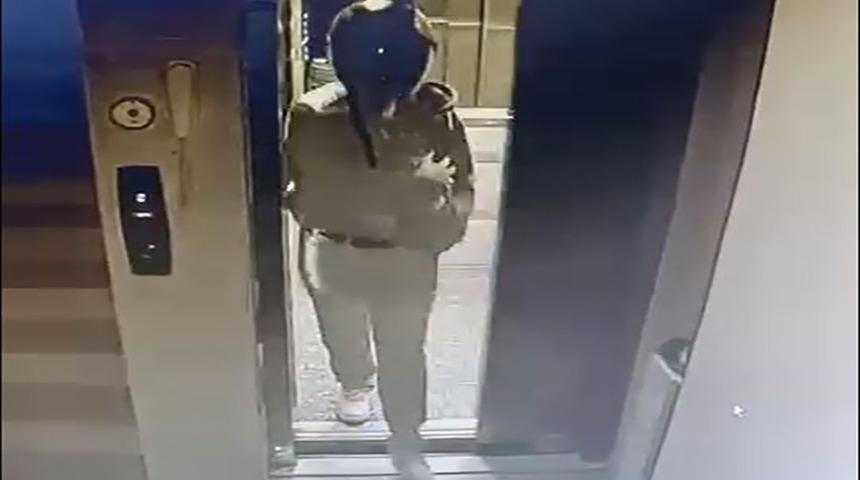 Kaskla apartmana giren ş&uuml;pheli idrarını yapıp, damdaki kuşları &ccedil;aldı; o anlar kamerada