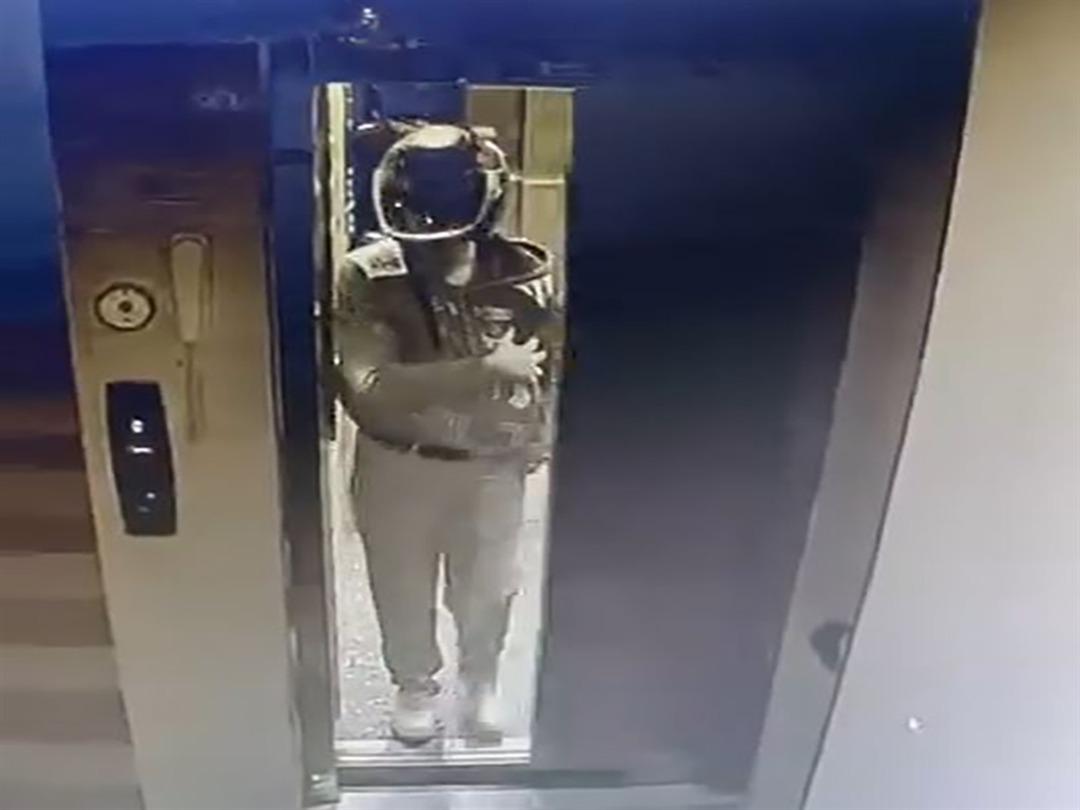 Kaskla apartmana giren ş&uuml;pheli idrarını yapıp, damdaki kuşları &ccedil;aldı; o anlar kamerada 1