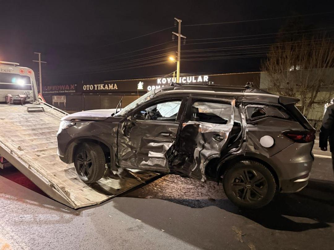 Tırla otomobilin &ccedil;arpıştığı kazada 7 kişi yaralandı 1