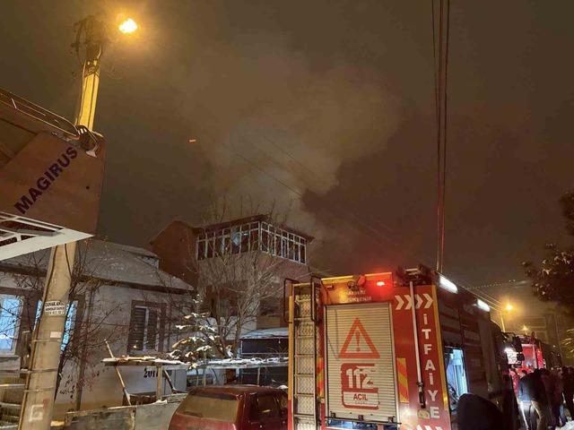 Çatıda çıkan yangın 2 saatte söndürüldü 1