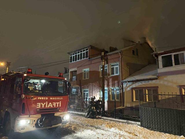 Çatıda çıkan yangın 2 saatte söndürüldü 2