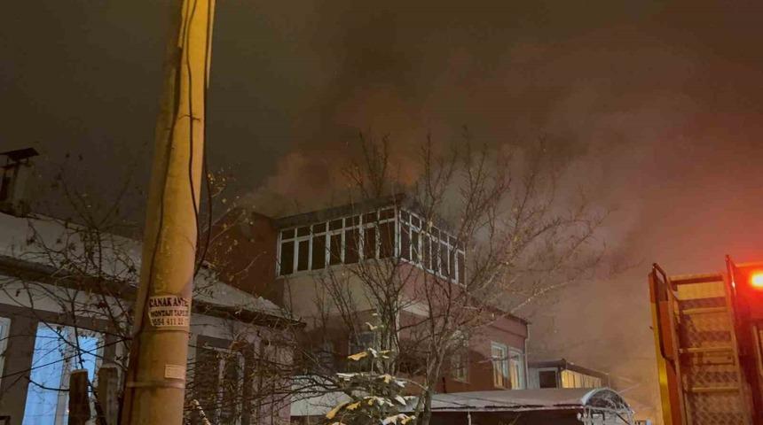 &Ccedil;atıda &ccedil;ıkan yangın 2 saatte s&ouml;nd&uuml;r&uuml;ld&uuml;