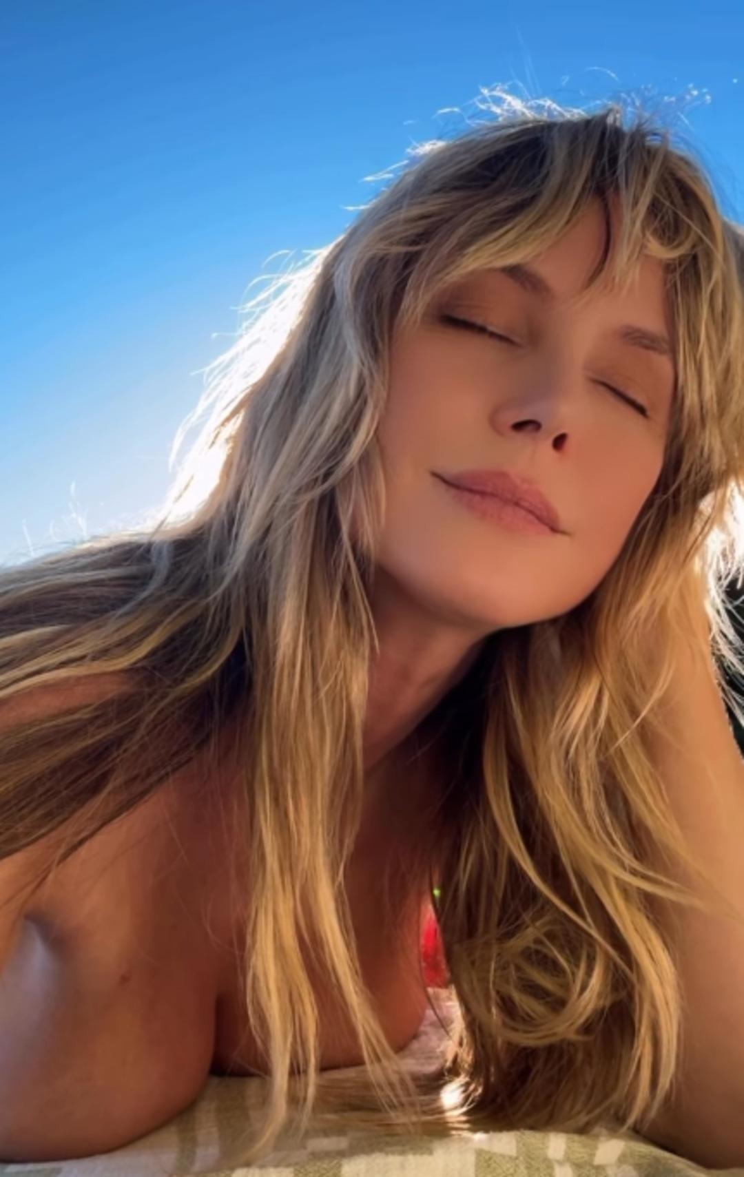 Heidi Klum kimseyi umursamadı! &Uuml;sts&uuml;z g&uuml;neşlendi 2