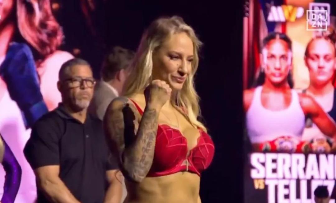 Kırmızı bikinisiyle ringe &ccedil;ıktı: G&uuml;venliği zora soktu! &Ccedil;ok konuşulan anlar 1