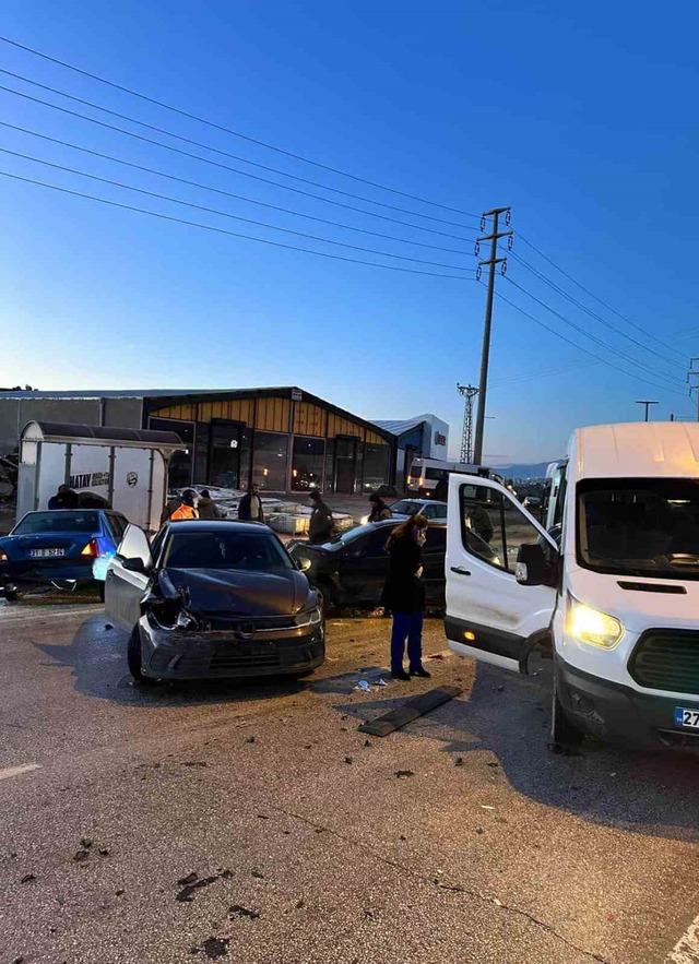 Zincirleme kazada durağa dalan otomobilden kaçarak kurtuldular: O anlar kamerada 1
