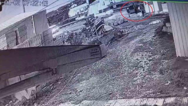 Zincirleme kazada durağa dalan otomobilden kaçarak kurtuldular: O anlar kamerada 2