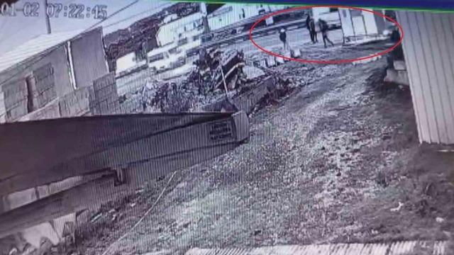 Zincirleme kazada durağa dalan otomobilden kaçarak kurtuldular: O anlar kamerada 3