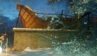 Bitlis&rsquo;te karın ağırlığına dayanamayan &ccedil;atı &ccedil;&ouml;kt&uuml;