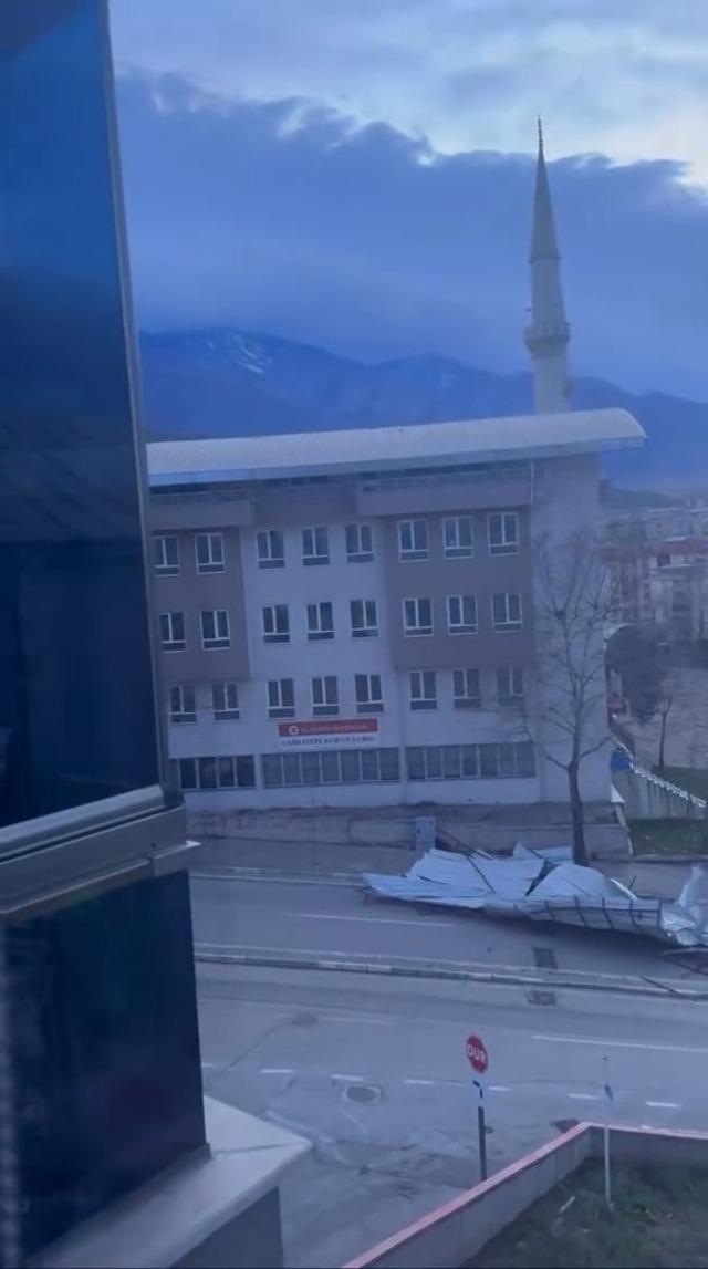 Caminin çatısı uçtu, yol kapandı 1