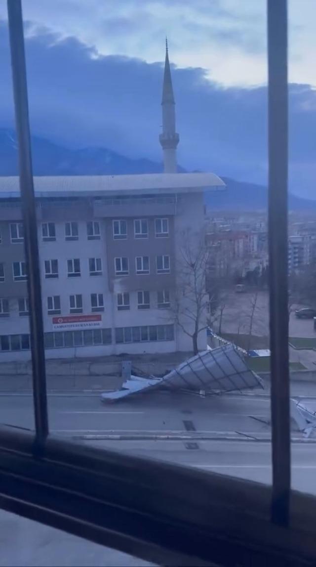 Caminin çatısı uçtu, yol kapandı 2