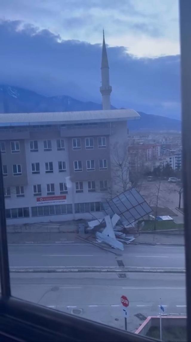 Caminin &ccedil;atısı u&ccedil;tu, yol kapandı 3