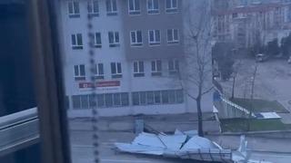 Caminin çatısı uçtu, yol kapandı