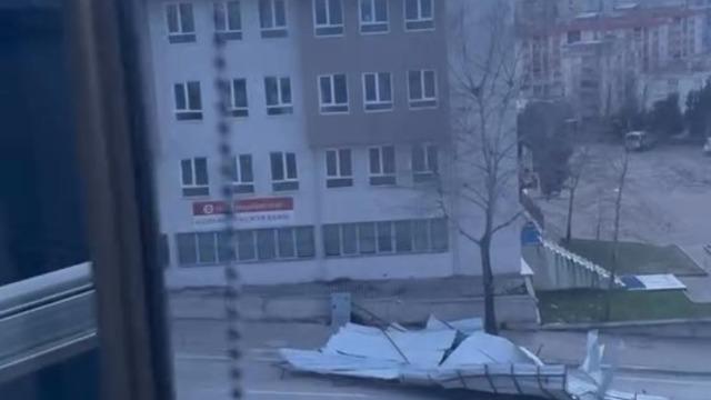 Caminin çatısı uçtu, yol kapandı