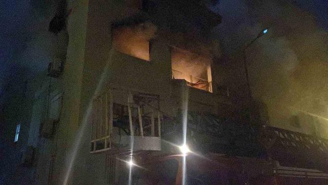 Antalya da korkutan yangın: Kadın komşularının yardımıyla kurtarıldı! 1