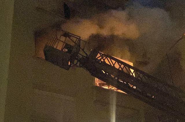 Antalya da korkutan yangın: Kadın komşularının yardımıyla kurtarıldı! 3