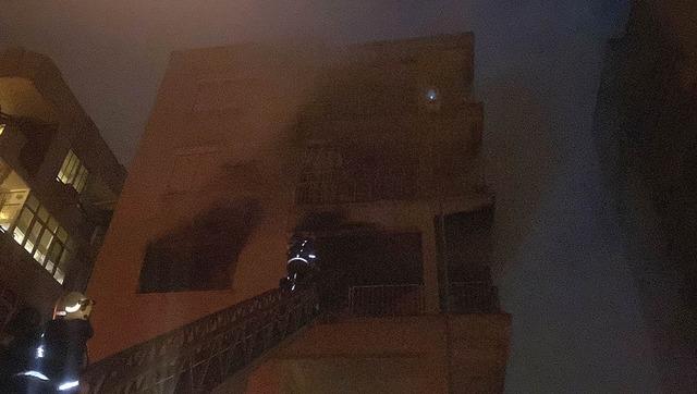 Antalya da korkutan yangın: Kadın komşularının yardımıyla kurtarıldı! 4