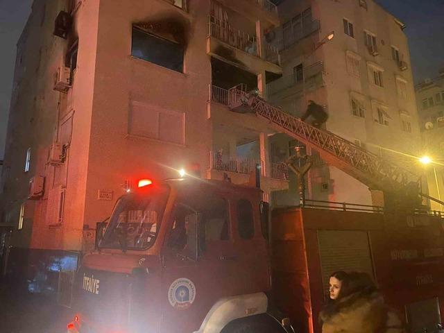 Antalya da korkutan yangın: Kadın komşularının yardımıyla kurtarıldı! 5
