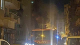 Antalya'da korkutan yangın: Kadın komşularının yardımıyla kurtarıldı!
