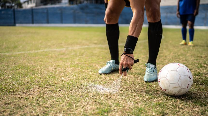 Futbolda hakemlerin kullandığı o "beyaz k&ouml;p&uuml;k sprey" neyden yapılıyor ve daha sonra nasıl kısa s&uuml;rede yok oluyor?