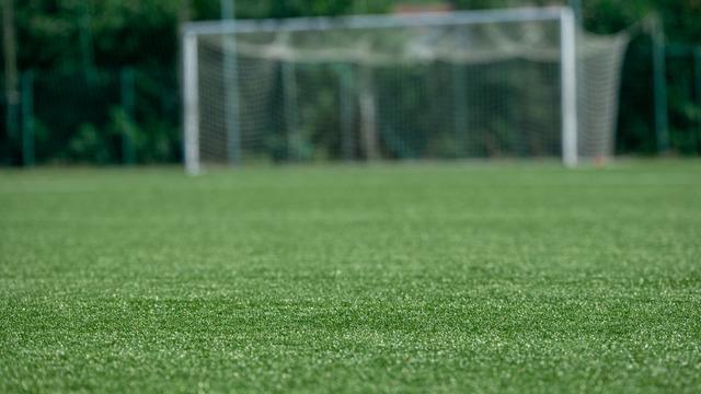 Futbol sahalarında çimler neden ıslatılır?
