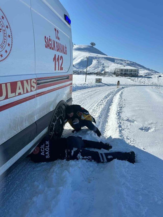 Tunceli de sağlık ekipleri 1 kilometreyi y&uuml;r&uuml;yerek aştı: 77 yaşındaki hasta kurtarıldı! 2