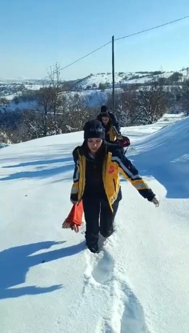 Tunceli de sağlık ekipleri 1 kilometreyi y&uuml;r&uuml;yerek aştı: 77 yaşındaki hasta kurtarıldı! 1