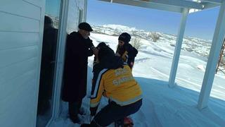 Tunceli'de sağlık ekipleri 1 kilometreyi yürüyerek aştı: 77 yaşındaki hasta kurtarıldı!