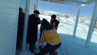 Tunceli'de sağlık ekipleri 1 kilometreyi y&uuml;r&uuml;yerek aştı: 77 yaşındaki hasta kurtarıldı!