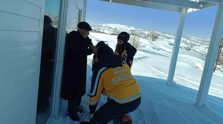 Tunceli'de sağlık ekipleri 1 kilometreyi y&uuml;r&uuml;yerek aştı: 77 yaşındaki hasta kurtarıldı!