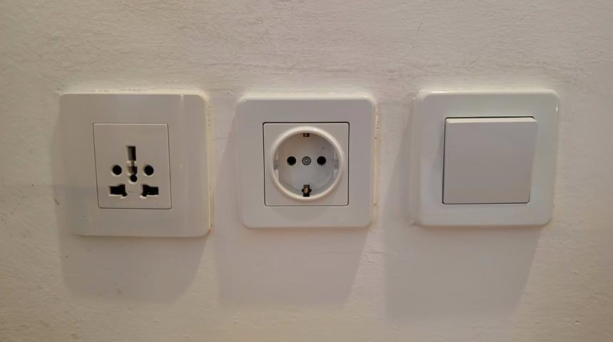 Bazı &uuml;lkelerde prizlerin şekli, voltajı ve fiş tipi neden tamamen farklı? Neden tek tip priz kullanılmıyor?