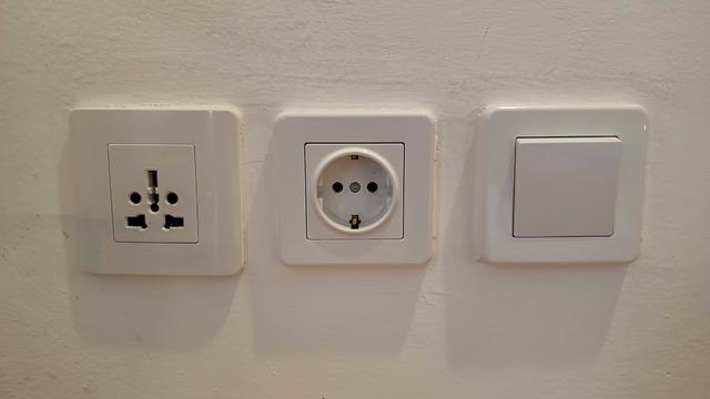 Bazı ülkelerde prizlerin şekli, voltajı ve fiş tipi neden tamamen farklı? Neden tek tip priz kullanılmıyor?